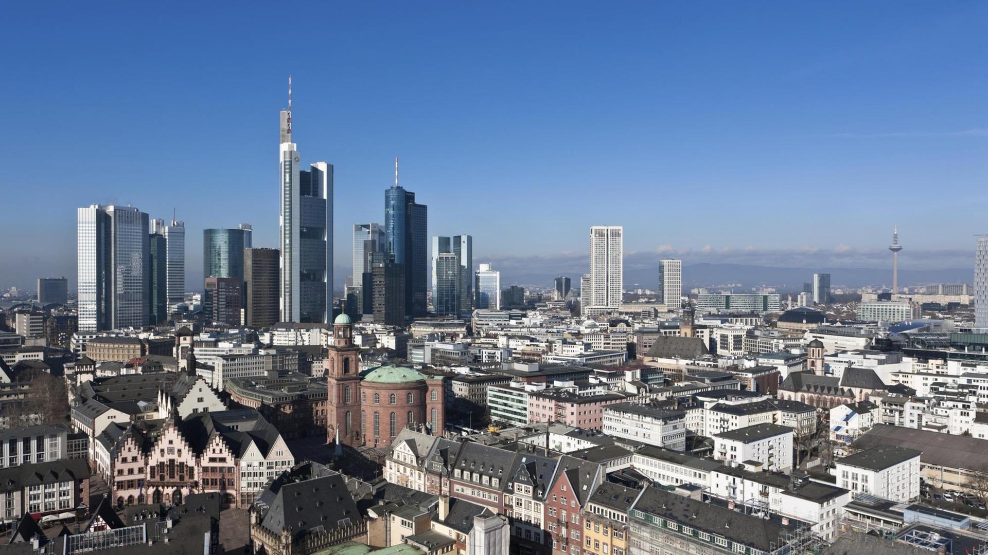 Blick auf Frankfurt mit Skyline, Commerzbank, Hessische Landesbank, Deutsche Bank, Europäische Zentralbank, Skyper, Sparkasse, DZ Bank, Opernturm, Paulskirche, Römer, Frankfurt am Main, Hessen, Deutschland, Europa