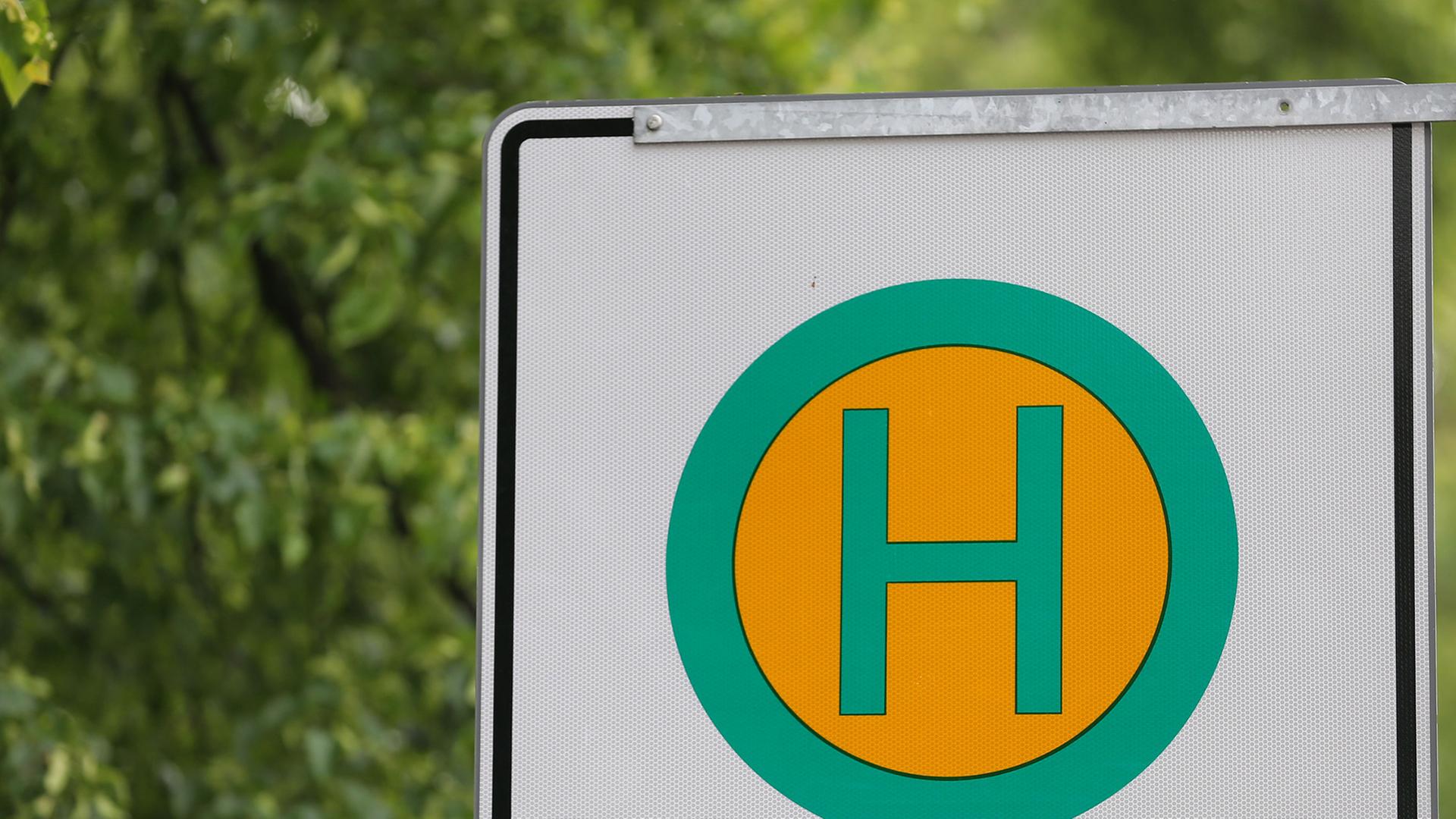 Ein Schild weist auf eine Haltestelle für Fernbusse am 09.05.2014 in Leipzig (Sachsen) hin.