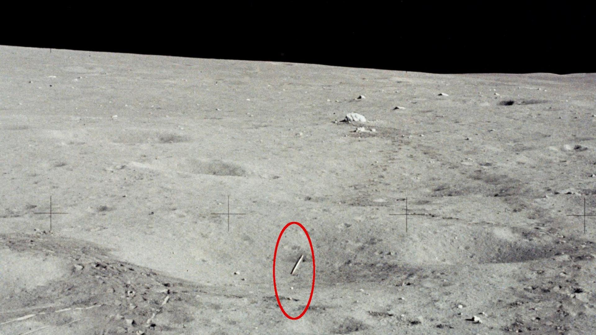Der Speer und direkt unterhalb ein Golfball im später Javelin (englisch Speer) genannten Krater auf dem Mond