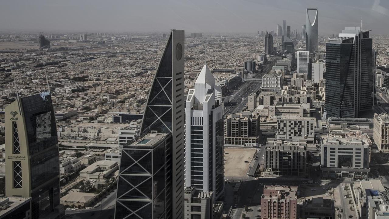 Das Bild zeigt den Blick über die saudische Hauptstadt Riad von einer Aussichtsplattform.