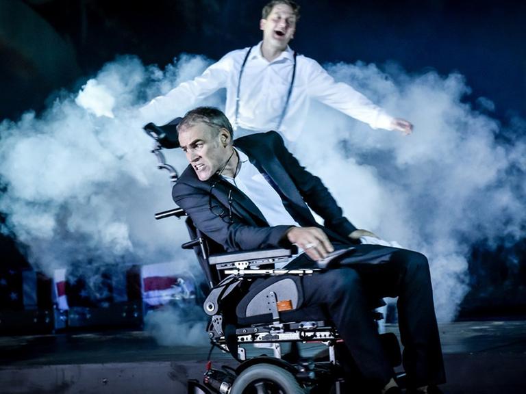 Sebastian Blomberg im Rollstuhl, hinter ihm Holger Stockhaus im Nebel auf der Bühne.