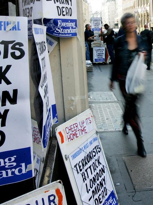 Auf einem Werbeschild einer Zeitung steht: "Terroristen attackieren London - viele Tote"