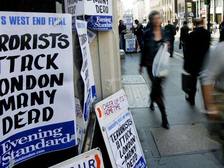 Auf einem Werbeschild einer Zeitung steht: "Terroristen attackieren London - viele Tote"