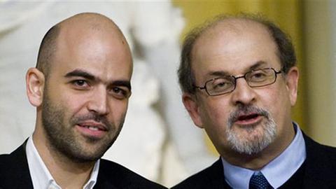 Roberto Saviano (l.) und Salman Rushdie in der Königlichen Akademie in Stockholm. 