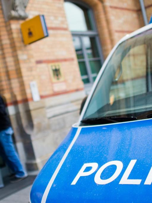 Eingangstür der Bundespolizeiinspektion in Hannover, davor parkt ein Polizeiwagen. 