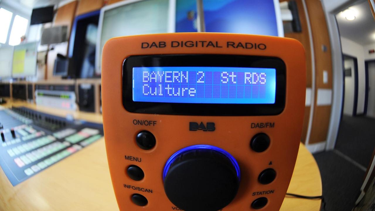 Ein Digitalradio steht in einem Radiostudio.