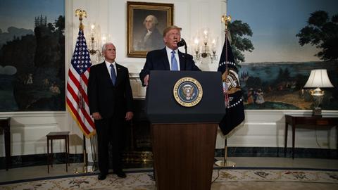 US-Präsident Donald Trump am Rednerpult in Weißen Haus.