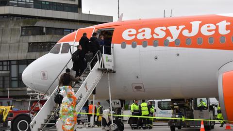 Passagier steigen am 05.01.2018 in Berlin in dem Flughafen Tegel in das Flugzeug der Airline easyJet. Die Maschine soll zum ersten innerdeutschen Flug des britischen Unternehmens von Tegel aus starten.