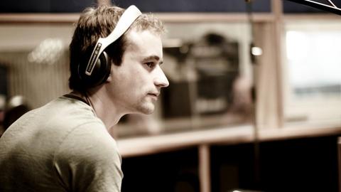 Der Komponist und Pianist Rainer Tempel sitzt im Studio
