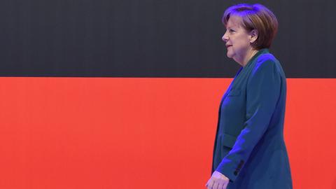 Bundeskanzlerin Angela Merkel vor einer Deutschlandfahne