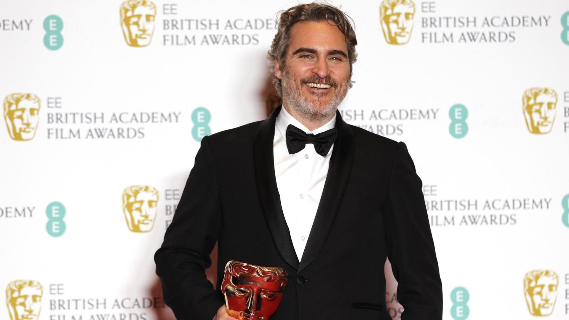 US-Schauspieler Joaquin Phoenix hält seinen Preis in der Hand. US-Schauspieler Joaquin Phoenix hält seinen Preis in der Hand.