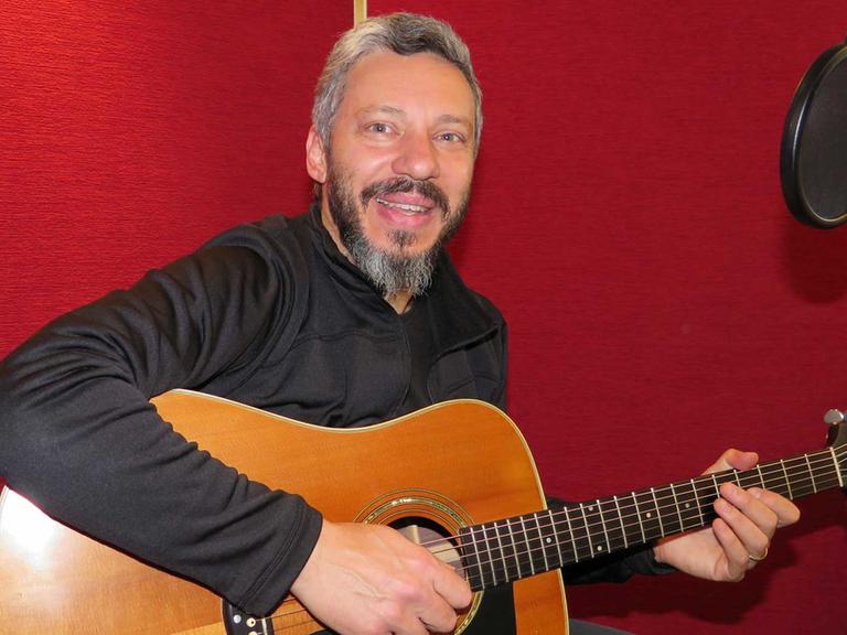 Der griechisch-zypriotische Musiker Alkinoos Ioannidis zu Gast bei Deutschlandradio Kultur.