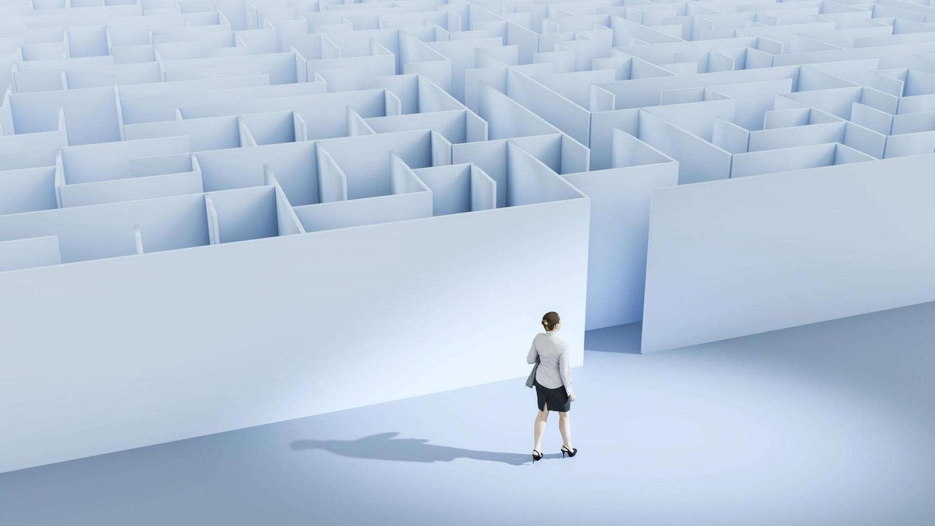 Illustration von einer Geschäftsfrau, die vor dem Eingang eines Labyrinths steht.