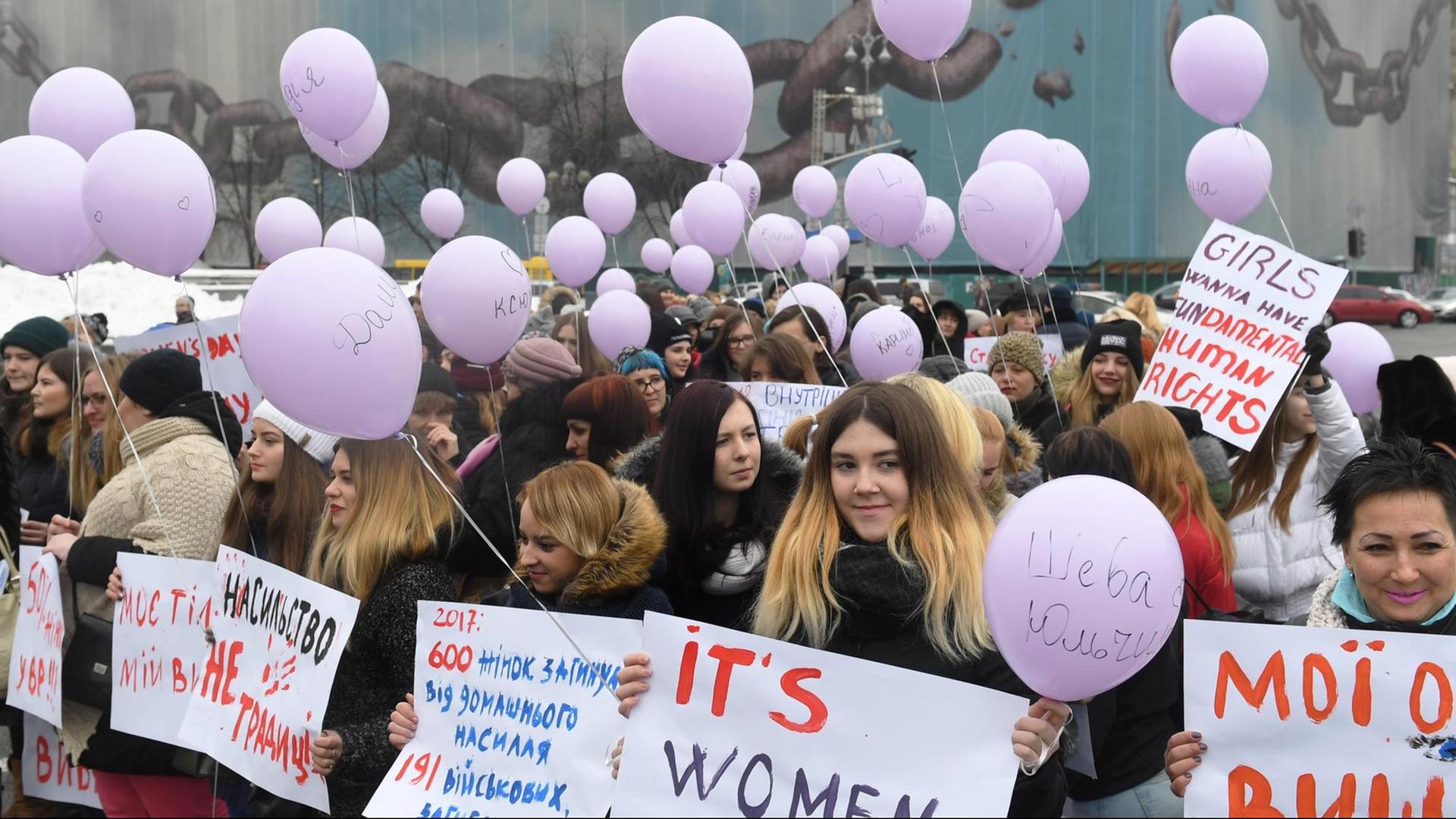 Auch in dem Land Ukraine fordern Frauen mehr Rechte.
