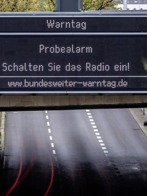 Warntag 2020: Auch Wechselverkehrszeichen an der Bundesstraße B14 in Stuttgart wurden in die Übung integriert. Sie weisen auf den Testalarm hin.