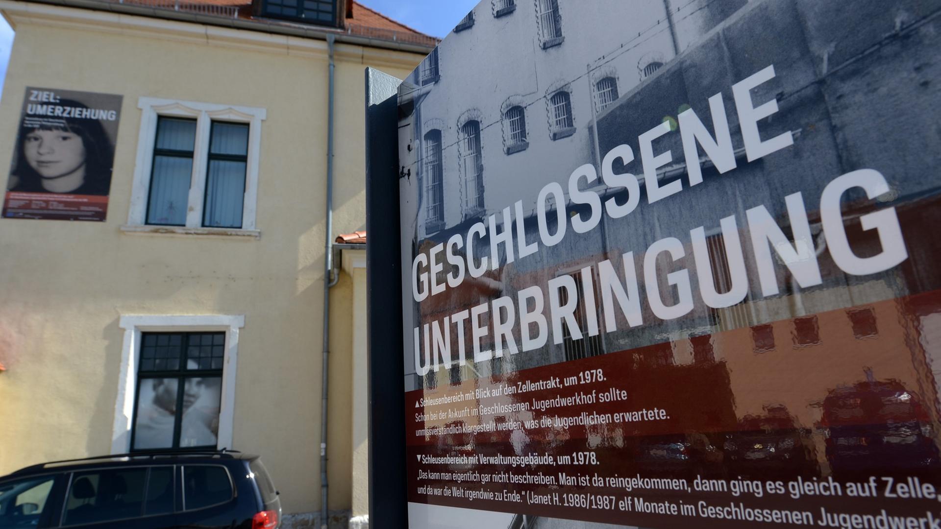 Eine Informationstafel mit der Aufschrift "Geschlossene Unterbringung" steht am 14.09.2013 neben dem Gebäude des ehemaligen Jugendwerkhofes und der heutigen "Gedenkstätte Geschlossener Jugendwerkhof" in Torgau (Sachsen).