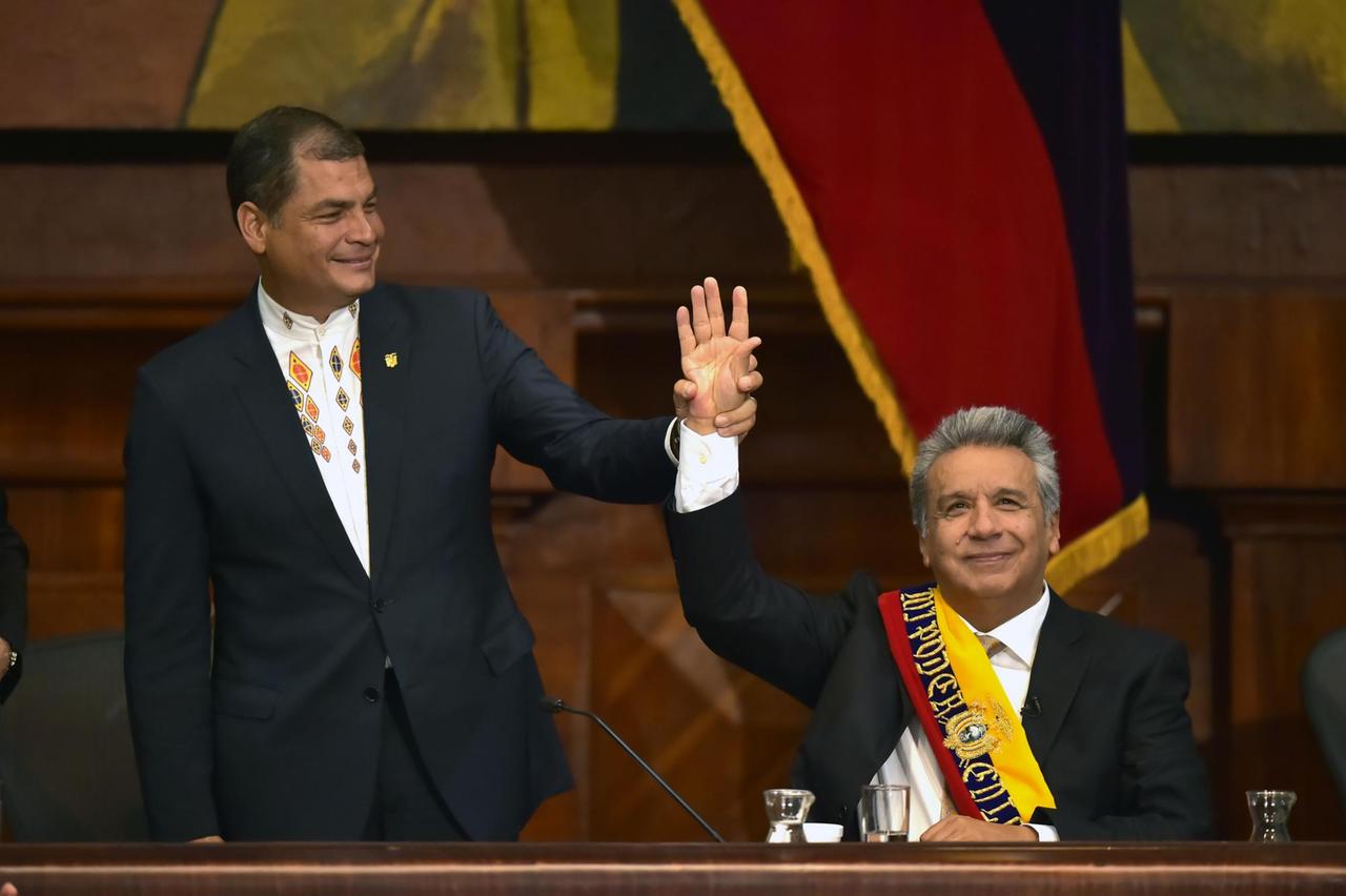 Ecuadors Ex-Präsident Rafael Correa (links) und sein Nachfolger Lenin Moreno bei der Amtseinführung in der Nationalversammlungin Quito