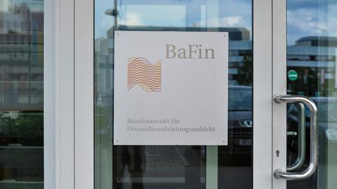 Schild an der Tür der Bundesanstalt für Finanzdienstleistungsaufsicht in Bonn