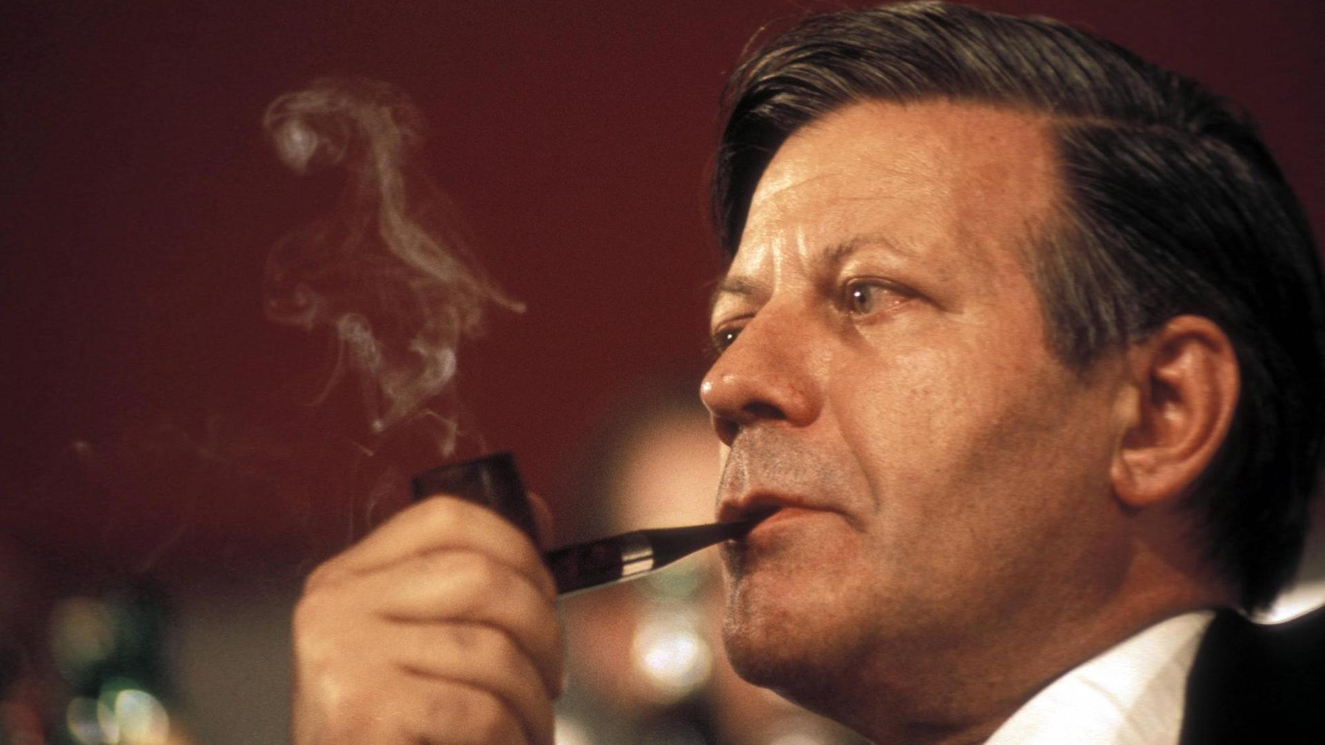 Alt-Bundeskanzler Helmut Schmidt mit Pfeife.