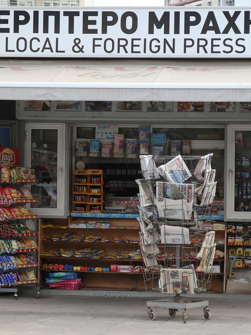 Lokale und internationale Presse wird am 17.09.2015 im zypriotischen Nikosia an einem Kiosk verkauft.