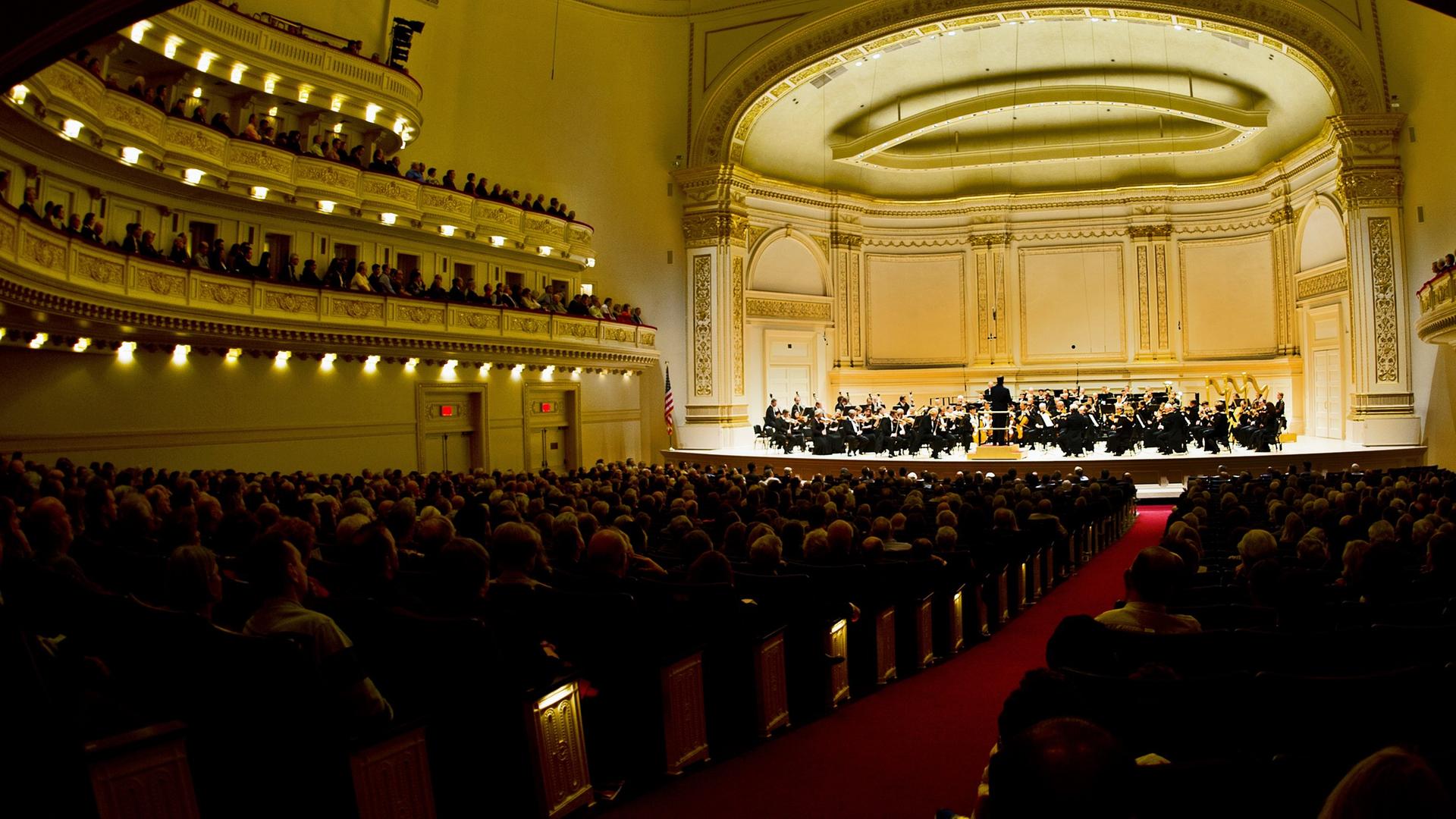 Blick über den Zuschauerraum auf die Bühne der Carnegie Hall in New York