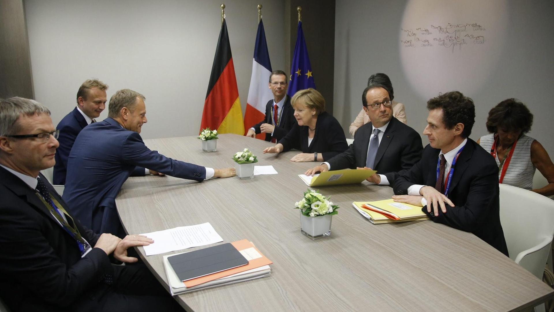 Die EU-Staats- und Regierungschefs - darunter Kanzlerin Merkel und Frankeichs Präsident Hollande - beraten auf ihrem Sondergipfel in Brüssel.