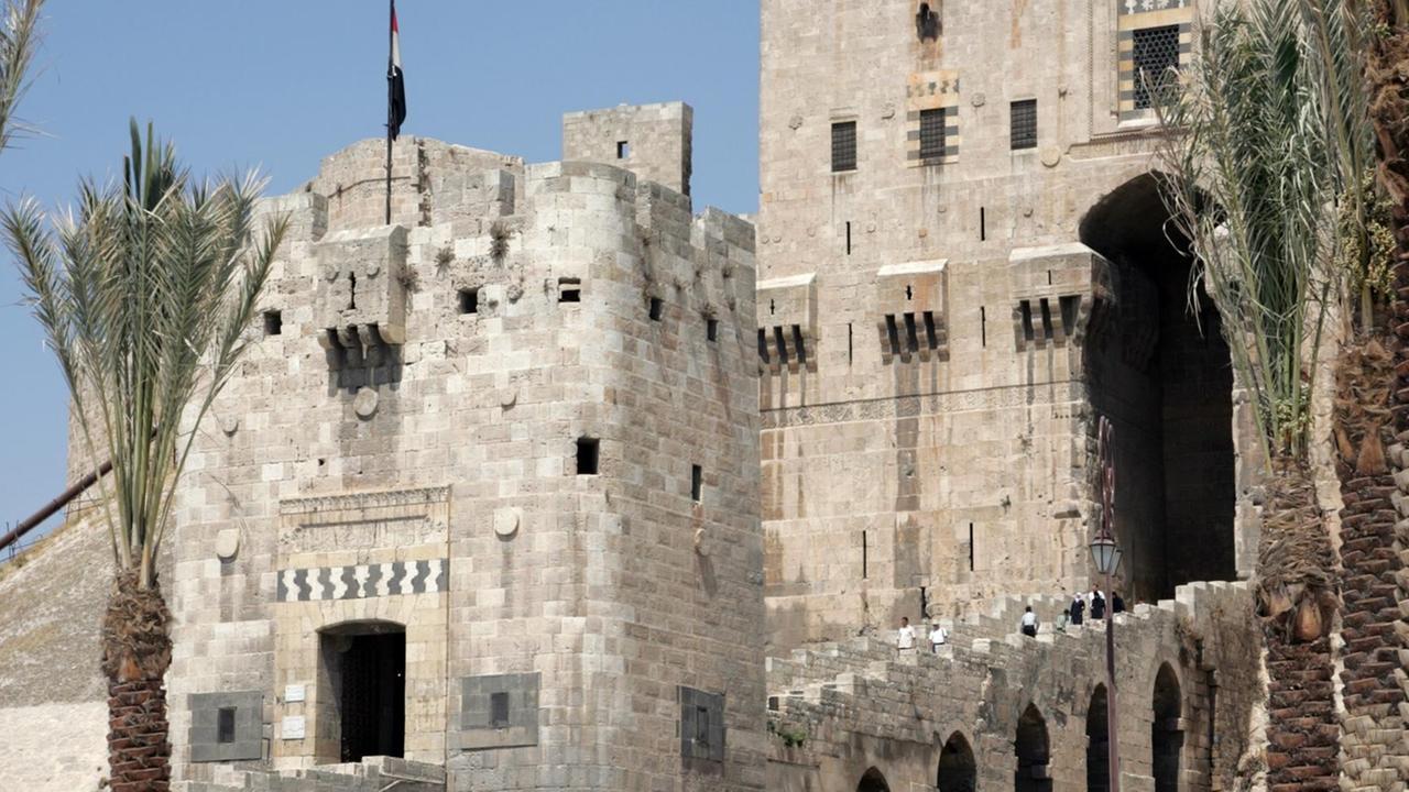 Der Eingang der Zitadelle in Aleppo (Syrien) am 17.09.2007. Die Zitadelle gehört zum Weltkulturerbe.