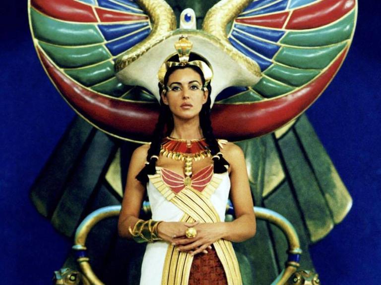 Kleopatra, dargestellt von der italienischen Schauspielerin Monica Bellucci