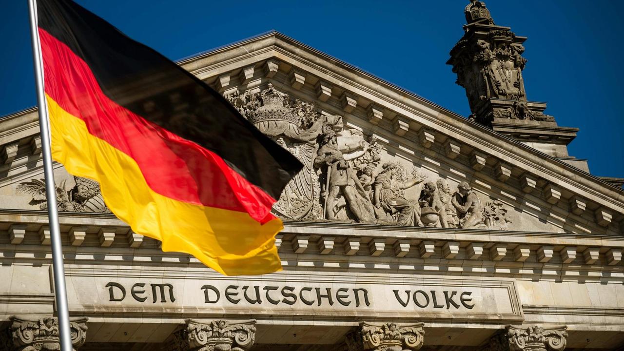 Nicht nur am Tag der Deutschen Einheit weht vor dem Reichstag am Platz der Republik die die schwarz-rot-goldene Fahne.