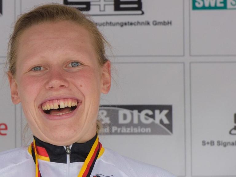 Die Radsportlerin Mieke Kröger gewinnt 2016 die Deutsche Meisterschaft der Frauen über 107,8 Kilometer in Erfurt.
