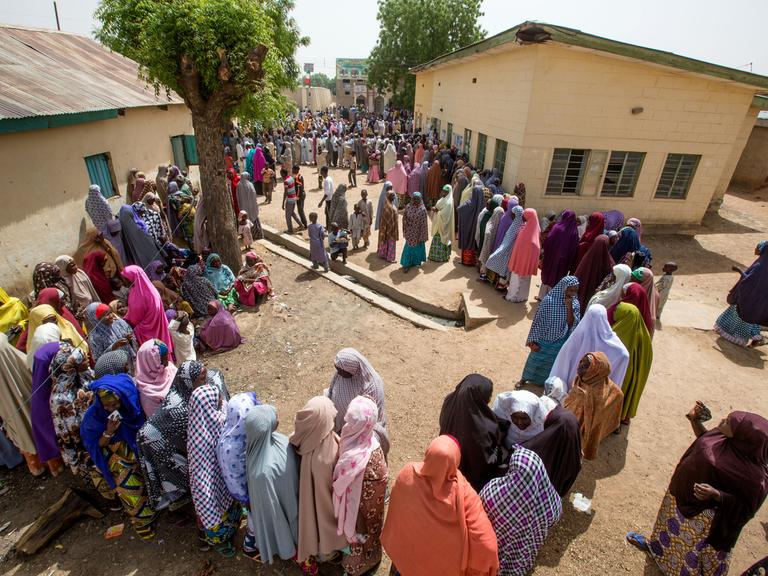 Viele Menschen stehen Schlange bei der Parlaments- und Präsidentschaftswahl in Nigeria