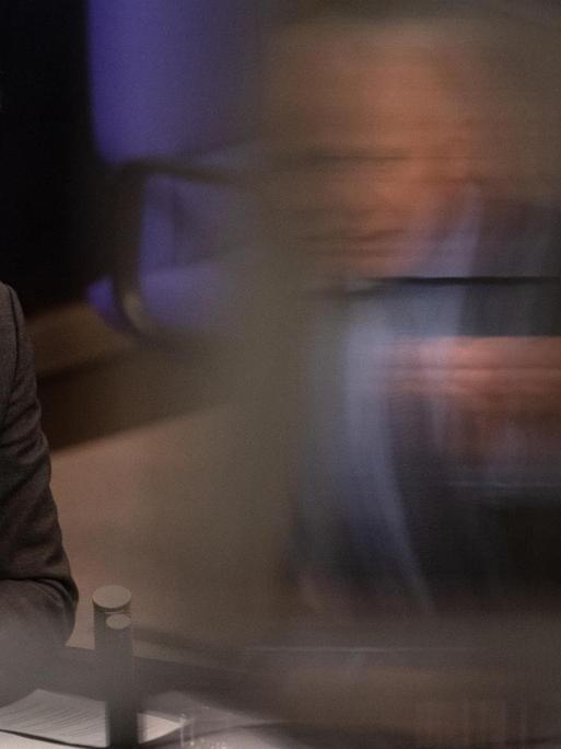 Jürgen Trittin (Grüne) spricht im Bundestag, das Bild rechts wird unscharf