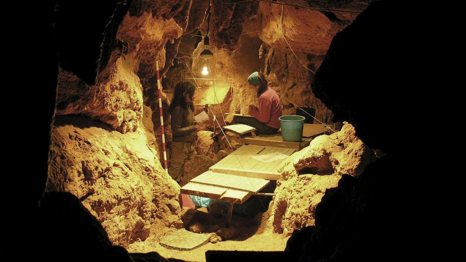 Das Bild des Spanischen Nationalen Forschungsrates (CSIC) zeigt zwei Forscher bei der Arbeit in der El-Sidron-Höhle in Asturien im Norden Spaniens. Dort wurden die sterblichen Überreste von 13 Neandertalern gefunden, die dort vor rund 49.000 Jahren lebten.