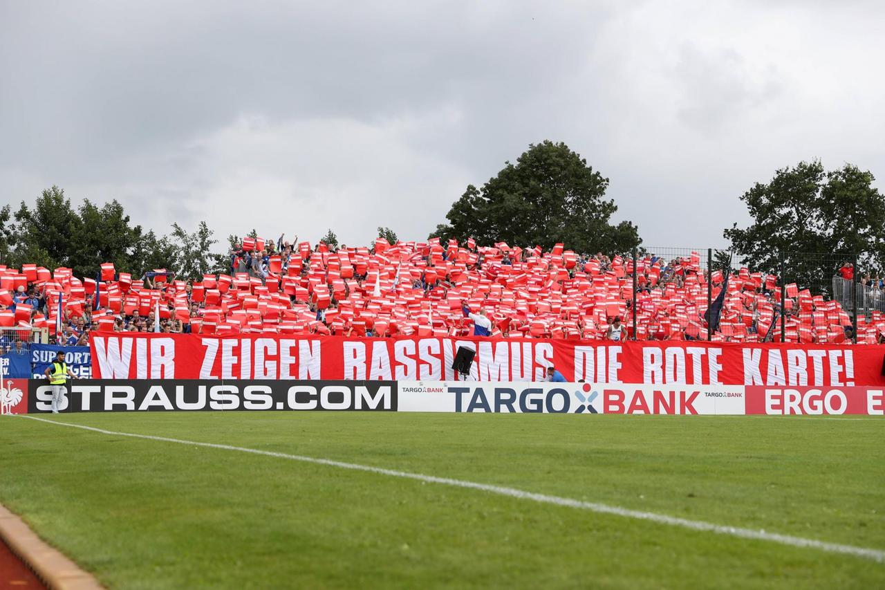 Schalker Fans zeigen "Rassismus die Rote Karte" in Bezugnahme auf die Äußerungen von Aufsichtsratschef Clemens Tönnies.