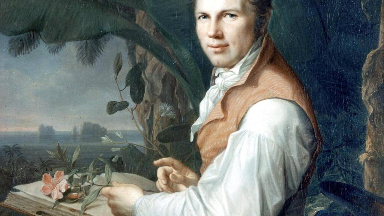Ein Gemälde von Alexander von Humboldt in Venezuela, er hält eine Pflanze in der Hand über einem Buch.