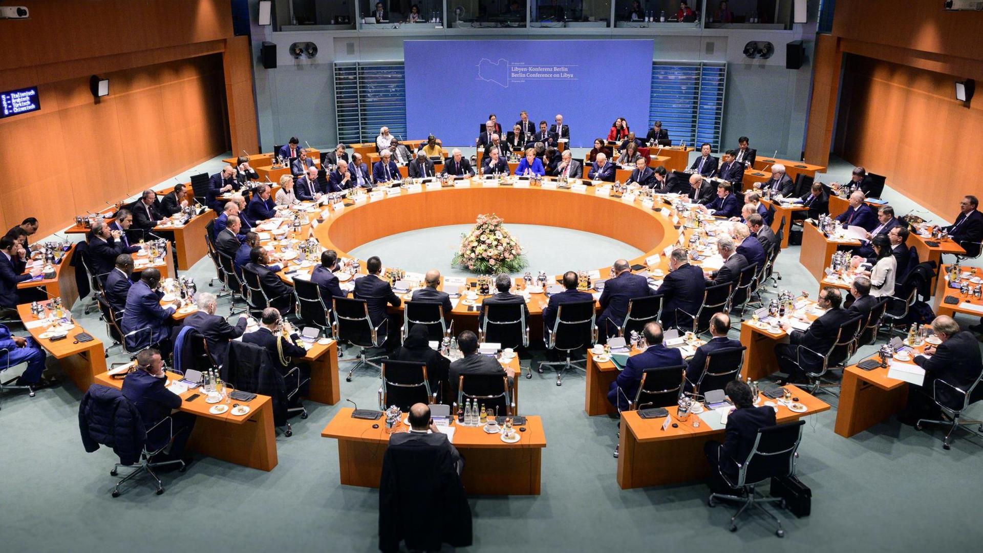 Bundeskanzlerin Angela Merkel (M, CDU) und Außenminister Heiko Maas (SPD) eröffnen im Bundeskanzleramt die Libyen-Konferenz.