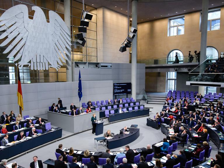 Bundeskanzlerin Merkel spricht vor dem Plenum des Bundestags in der Haushaltsdebatte für 2015.
