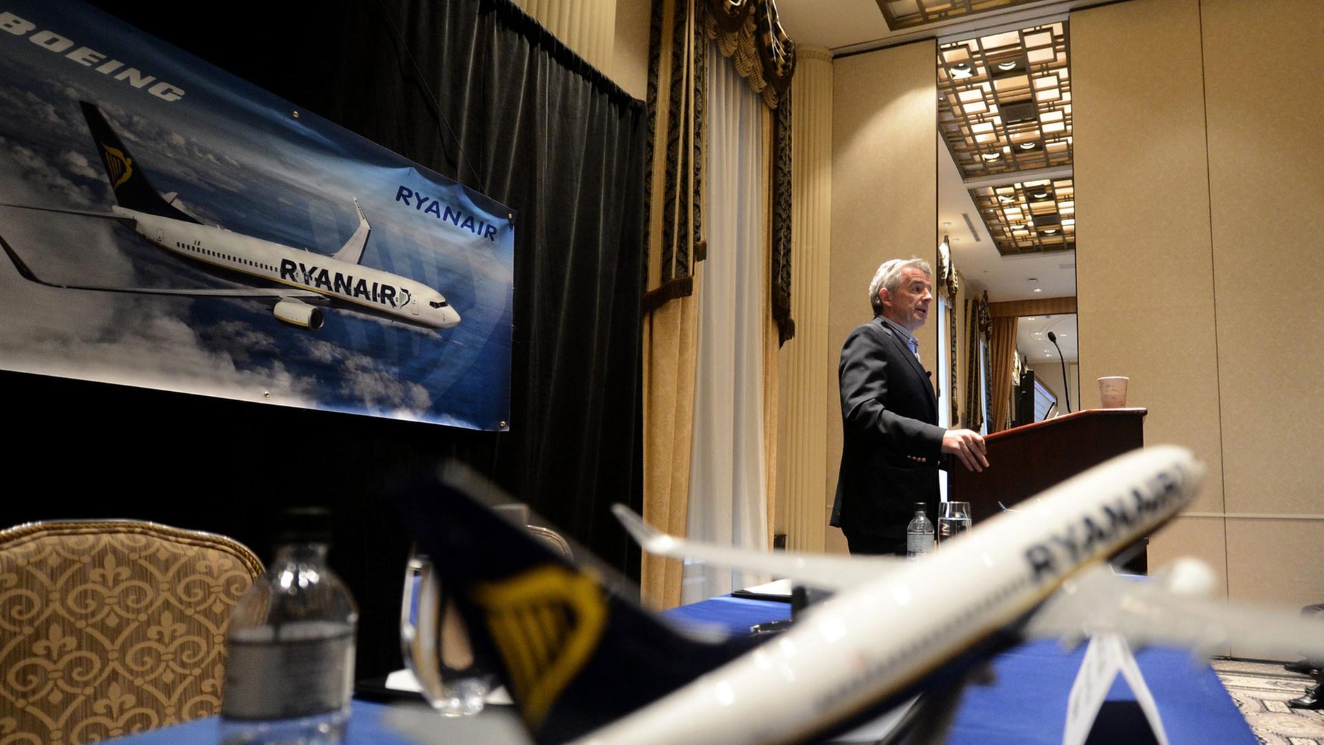 Ryanair-Chef Michael O'Leary bei einer Pressekonferenz vor einem Modell eines Flugzeugs seiner Linie.