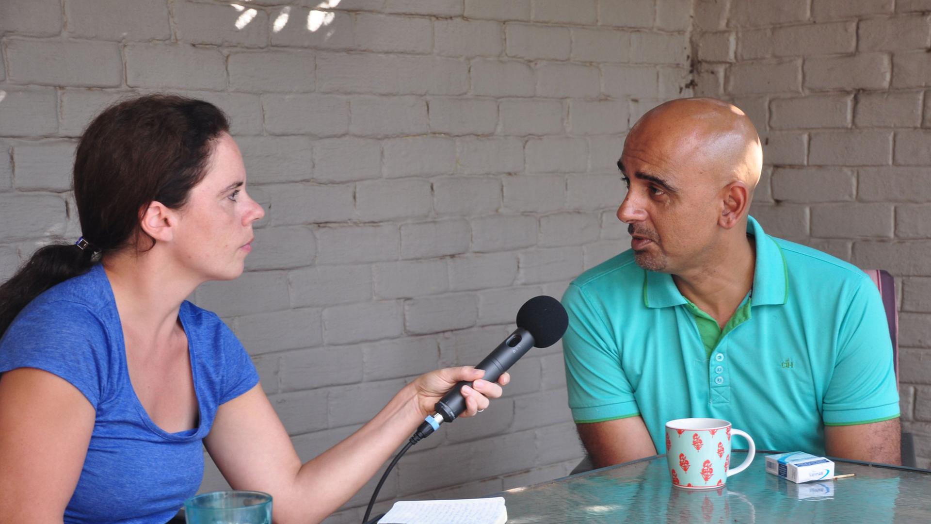 Reporterin Leonie March im Interview mit dem Dokumentarfilmer Rehad Desai.