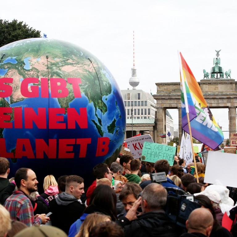 Demonstranten bei der 'Fridays for Future' Demonstration im Rahmen des weltweiten Klimastreiks am Brandenburger Tor. Berlin, 20.09.2019