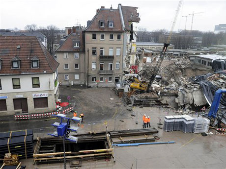 Eine U-Bahn Baustelle (links) steht unmittelbar neben den Trümmern der zerstörten Häuser in Köln. Eine U-Bahn Baustelle (links) steht unmittelbar neben den Trümmern der zerstörten Häuser in Köln.