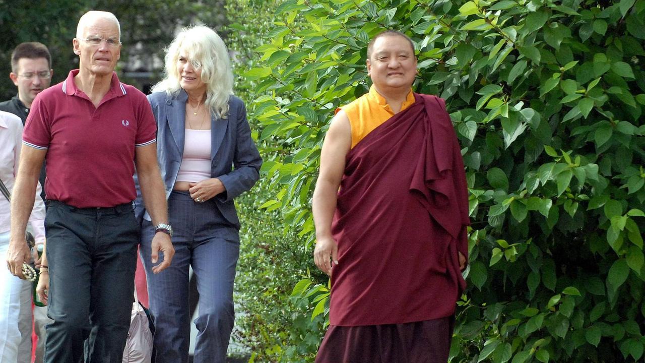 Hannah und Ole Nydahl mit dem 14. Shamar Rinpoche beim Buddhistentreffen in Immenhausen 2006.
