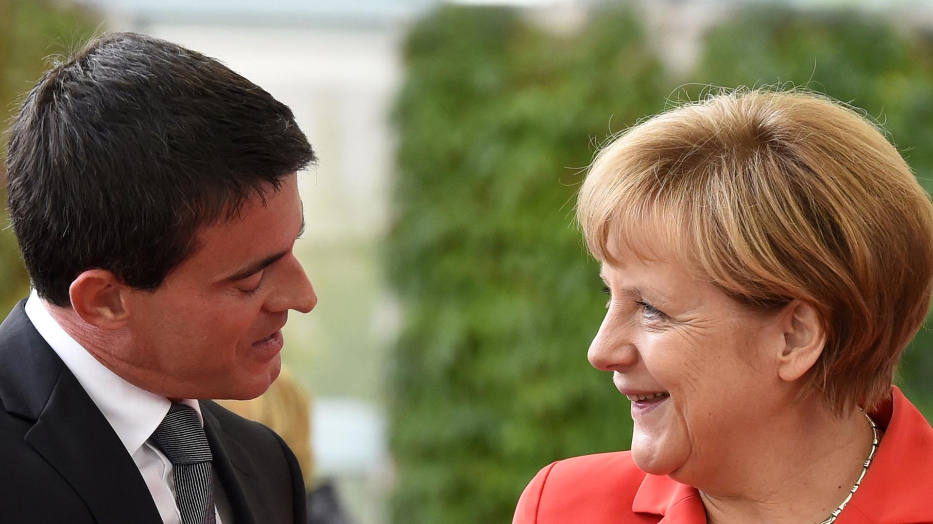 Bundeskanzlerin Angela Merkel (r.) heißt Frankreichs Premierminister Manuel Valls zu Beginn seiner ersten offiziellen Reise nach Deutschland in Berlin willkommen.