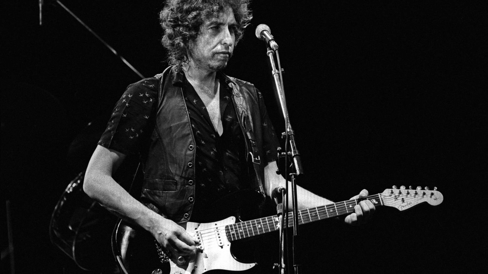 Schwarzweißaufnahme von Bob Dylan auf der Bühne