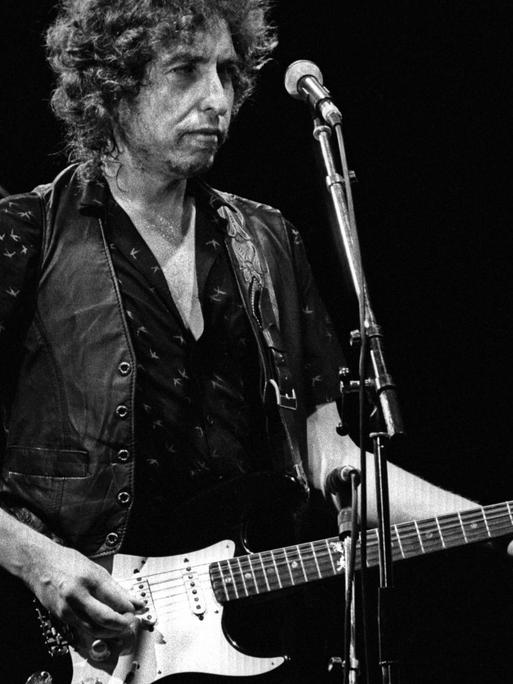 Schwarzweißaufnahme von Bob Dylan auf der Bühne