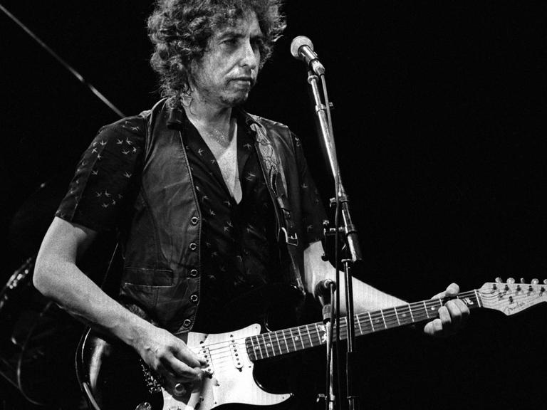 Schwarzweißaufnahme von Bob Dylan auf der Bühne