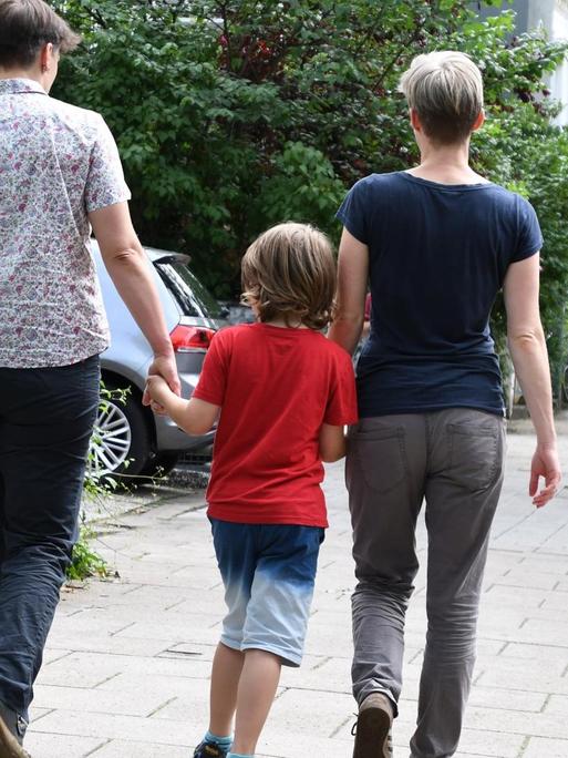 Ein miteinander verheiratetes lesbisches Paar geht am 24.06.2016 in Bremen mit seinem Sohn spazieren