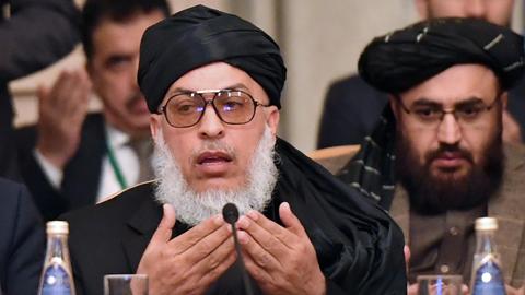 Taliban-Sprecher Mohammad Abbas Stanikzai spricht auf einem Treffen in Moskau