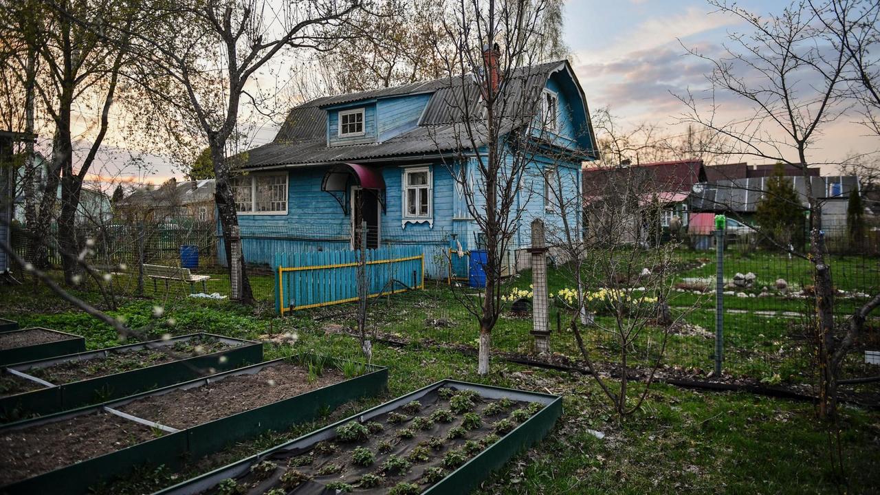 Eine Datscha mit Garten im Dorf Kushki nahe Moskau.