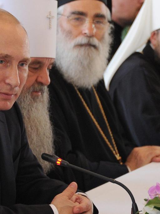 Russlands Präsident Wladimir Putin trifft am 18. Juli 2014 Bischöfe der orthodoxen Kirche in der Nähe von Moskau, um den 700. Geburtstag des Heiligen Sergius von Radonesch zu feiern.